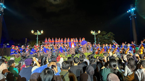 Konser Yogyakarta Royal Orchestra digelar di Bendung Kamijoro, Kulon Progo, Yogyakarta pada Sabtu (22/6/2024). Foto: Caroline Pramantie/kumparan