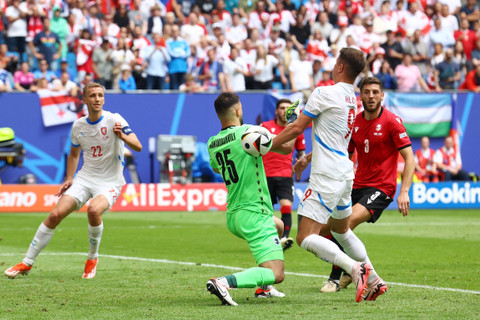 Pemain Republik Ceko Adam Hlozek mencetak gol pertamanya sebelum dianulir setelah tinjauan VAR pada pertandingan Piala Eropa 2024 di Hamburg Volksparkstadion, Hamburg, Jerman, Sabtu (22/6/2024). Foto: Lisi Niesner/REUTERS 