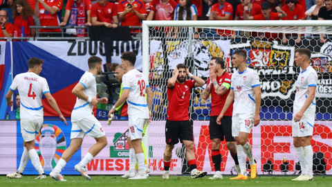 Reaksi pemain Georgia Guram Kashia setelah kehilangan peluang untuk mencetak gol pada pertandingan Piala Eropa 2024 di Hamburg Volksparkstadion, Hamburg, Jerman, Sabtu (22/6/2024). Foto: Lisi Niesner/REUTERS 