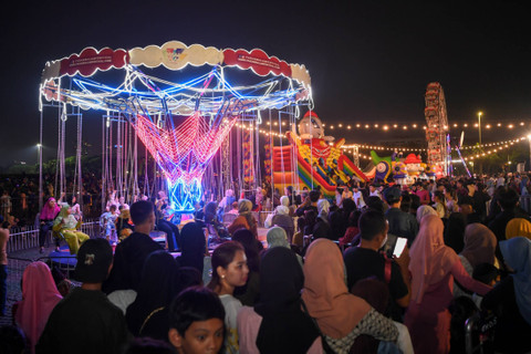 Sejumlah warga menikmati wahana saat berlangsungnya Jakarta Night Carnival 2024 di Silang Monumen Nasional (Monas) Jakarta, Sabtu (22/6/2024). Foto: M Risyal Hidayat/ANTARA FOTO