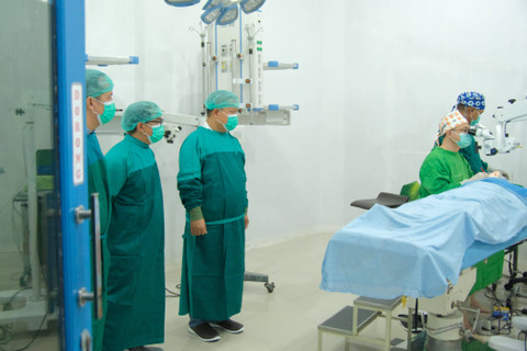Wakil Bupati Sekadau Subandrio didampingi Kadinkes Sekadau Henry Alpius dan Direktur RSUD Sekadau Tanjung Harapan Tampubolon meninjau pelaksanaan operasi katarak gratis di RSUD Sekadau. Foto: Dok. Prokopim Pemkot Sekadau