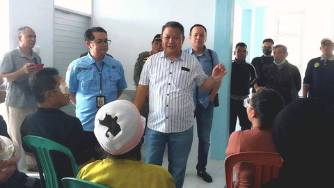 Wabup Subandrio didampingi Kadinkes Sekadau Henry Alpius dan Direktur RSUD Sekadau Tanjung Harapan Tampubolon berbincang dengan warga yang mengikuti operasi katarak gratis di RSUD Sekadau. Foto: Dina Mariana/Hi!Pontianak