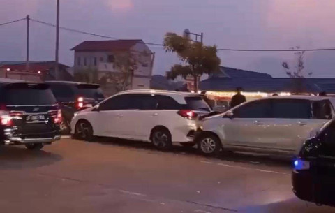 Empat mobil terlibat kecelakaan beruntun di dekat Exit Tol Soroja, Soreang, Kabupaten Bandung, Sabtu (22/6/2024). Foto: Dok. Istimewa