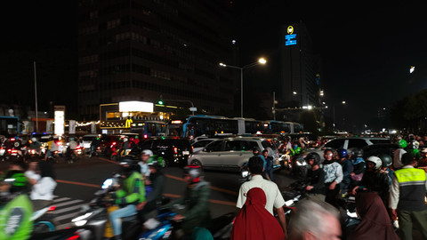 Suasana arus lalu lintas di dekat Mal Sarinah, Jalan MH Thamrin, Jakarta Pusat, Sabtu (22/6/2024) malam. Foto: Jonathan Devin/kumparan