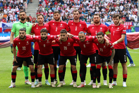 Pemain Timnas Georgia berpose menjelang pertandingan sepak bola Grup F Piala Eropa 2024 antara Georgia dan Republik Ceko di Volksparkstadion di Hamburg, Jerman, Sabtu (22/6/2024). Foto: Ronny Hartmann/AFP