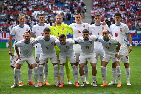 Pemain Timnas Republik Ceko berpose menjelang pertandingan sepak bola Grup F Piala Eropa 2024 antara Georgia dan Republik Ceko di Volksparkstadion di Hamburg, Jerman, Sabtu (22/6/2024). Foto: Gabriel Bouys/AFP