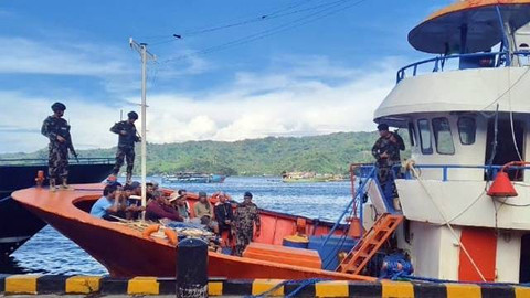 Beberapa awak kapal pencuri ikan berbendera Filipina saat diamankan di perairan Indonesia.