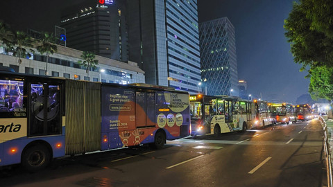 Kondisi arus lalu lintas di sekitar Monas, Jakarta Pusat, usai perayaan HUT DKI Jakarta Minggu (23/6) dini hari. Foto: Jonathan Devin/kumparan