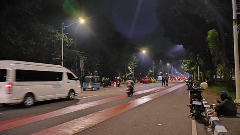 Kondisi arus lalu lintas di sekitar Monas, Jakarta Pusat, usai perayaan HUT DKI Jakarta Minggu (23/6) dini hari. Foto: Jonathan Devin/kumparan