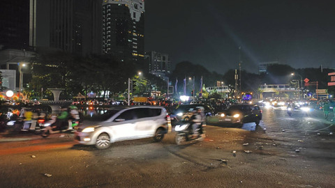 Kondisi arus lalu lintas di sekitar Monas, Jakarta Pusat, usai perayaan HUT DKI Jakarta Minggu (23/6) dini hari. Foto: Jonathan Devin/kumparan