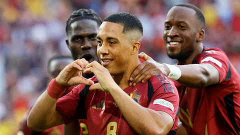 Youri Tielemans rayakan gol bersama Amadou Onana dan Dodi Lukebakio saat Belgia vs Rumania dalam matchday kedua Grup E Piala Eropa 2024 di Cologne Stadium, Jerman, pada Minggu (23/6) dini hari WIB. Foto: REUTERS/Wolfgang Rattay