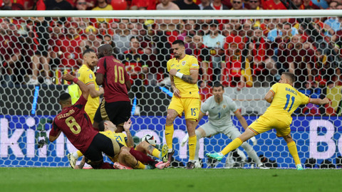 Detik-detik Youri Tielemans cetak gol saat Belgia vs Rumania dalam matchday kedua Grup E Piala Eropa 2024 di Cologne Stadium, Jerman, pada Minggu (23/6) dini hari WIB. Foto: REUTERS/Thilo Schmuelgen