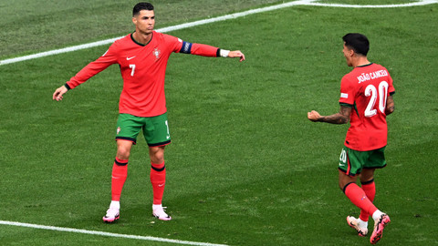 Cristiano Ronaldo (kiri) rayakan gol bersama Joao Cancelo saat Turki vs Portugal dalam matchday kedua Grup F Piala Eropa 2024 di Signal Iduna Park, Jerman, pada Sabtu (22/6) malam WIB. Foto: REUTERS/Carmen Jaspersen
