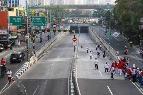 Suasana lengang di kawasan Mampang Prapatan yang menuju arah Rasuna Said saat penyelenggaaan Jakarta International Marathon (JAKIM) 2024 pada Minggu (23/6/2024). Foto: Iqbal Firdaus/kumparan