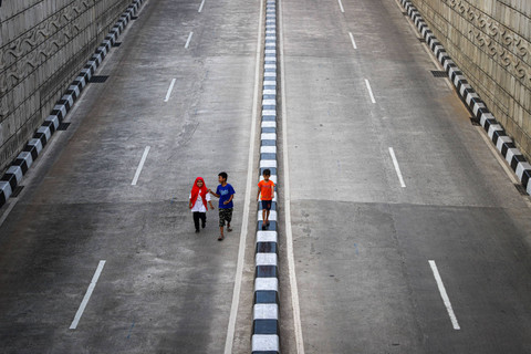 Suasana lengang di kawasan Mampang Prapatan yang menuju arah Rasuna Said saat penyelenggaraan Jakarta International Marathon (JAKIM) 2024 pada Minggu (23/6/2024). Foto: Iqbal Firdaus/kumparan