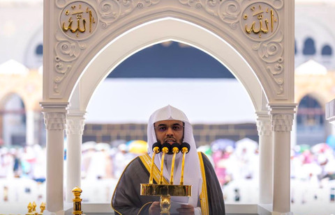 Syeikh Yasir Ad Dawsary menjadi imam salat dan khotib salat Jumat di Masjidil Haram, 21 Juni 2024. Foto: Dok. AlharamainSA