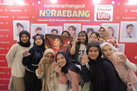 Sejumlah peserta berfoto bersama saat acara kumparan Hangout Noraebang di FX Sudirman, Sabtu (22/6/2024). Foto: Jamal Ramadhan/kumparan