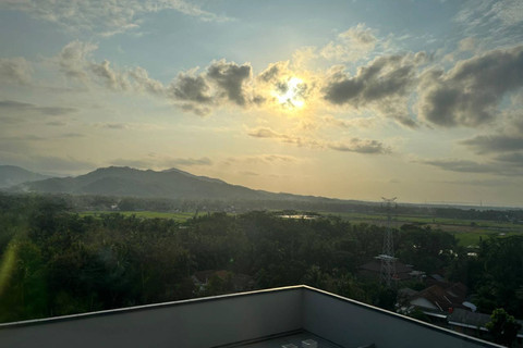 Pemandangan Bukit Menoreh dari Hotel Morazen Yogyakarta. Foto: Caroline Pramantie/kumparan