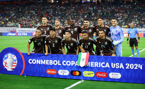 Para pemain Meksiko berpose untuk foto tim menjelang pertandingan sepak bola grup B turnamen Copa America Conmebol 2024 antara Meksiko dan Jamaika di Stadion NRG di Houston, Texas, Minggu (23/6/2024). Foto: Aric Becker/AFP