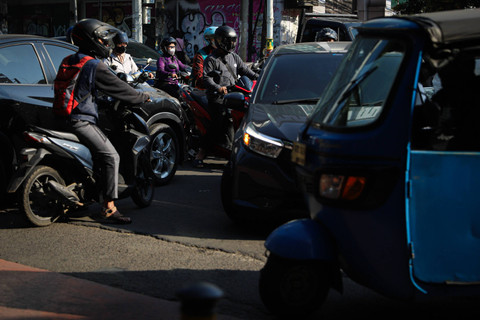 Sejumlah pengendara kendaraan bermotor melewati kawasan Blok M saat perhelatan Jakarta International Marathon digelar di Jakarta pada Minggu (23/6/2024). Foto: Iqbal Firdaus/kumparan