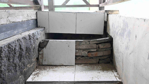 Tangga beton menuju cottage retak. Foto: Dok Banthayo. 