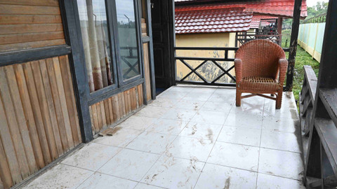Bagian depan cottage yang nampak kotor tidak terawat. Foto: Dok Banthayo.