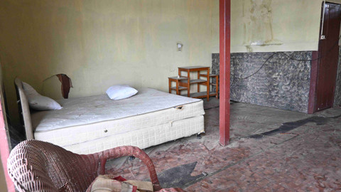 Bagian dalam cottage kotor dan bau serta tak layak ditempati. Foto: Dok Banthayo.