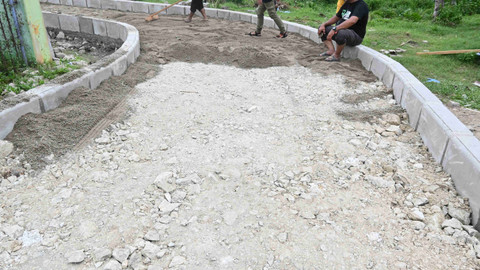 Proyek pekerjaan jalan rabat beton di kawasan itu belum rampung saat perhelatan Karisma Event Nasional (KEN) Festival Pesona Danau Limboto mulai digelar pada Sabtu (22-6) pagi kemarin.