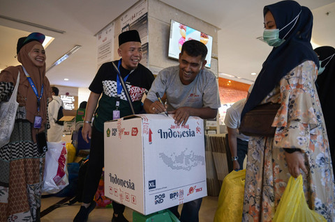 Petugas mendata berat paket jamaah haji Indonesia yang akan dikirim di layanan kargo haji Pos Indonesia, Makkah, Sabtu (22/6/2024). Foto: Sigid Kurniawan/ANTARA FOTO 