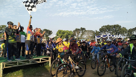 Pelepasan peserta Fun Bike oleh Kapolres Lampung Timur di Lapangan Merdeka Sribhawono. | Foto: Puput Octaviani/Lampung Geh