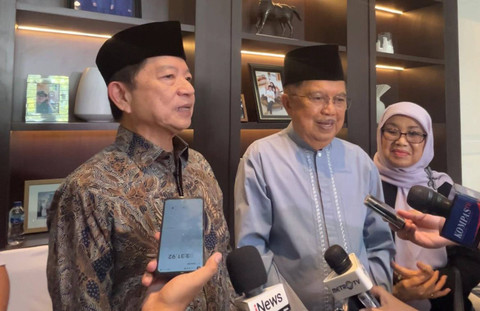 Menteri Perencenaan Pembangunan, Suharso Monoarfa dan mantan Wakil Presiden Jusuf Kalla di rumah duka Tanri Abeng, kawasan Simprug, Jakarta Selatan, Minggu (23/6/2024). Foto: Widya Islamiati/kumparan