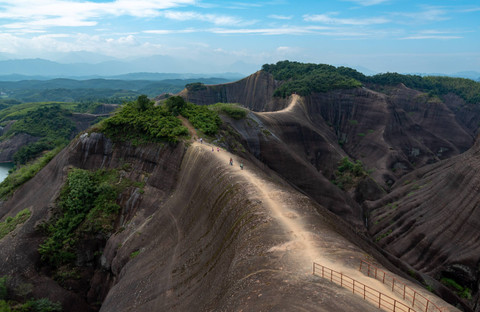 Pegunungan Gaoyi yang punya formasi batuan mirip pisau. Foto: 52691989/Shutterstock