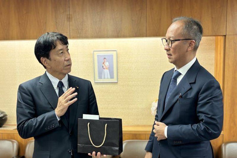 Menteri Perindustrian Agus Gumiwang Kartasasmita (kanan) berbincang dengan Menteri Ekonomi, Perdagangan, dan Industri (METI) Jepang Ken Saito pada pertemuan di Tokyo, Jepang, Jumat (21/6/2024). (ANTARA/HO-Kemenperin)