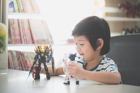Ilustrasi mengasuh anak yang introvert. Foto: ANURAK PONGPATIMET/Shutterstock