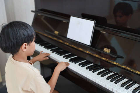 Ilustrasi Anak Bermain Piano. Foto: feeling lucky/Shutterstock