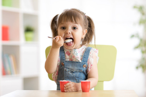 Ilustrasi Balita Makan Sendiri Foto: Oksana Kuzmina/Shutterstock
