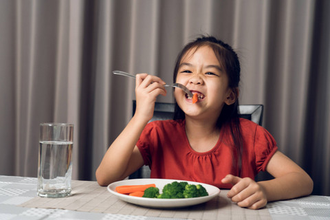Ilustrasi anak makan tanpa gadget. Foto: wutzkohphoto/Shutterstock