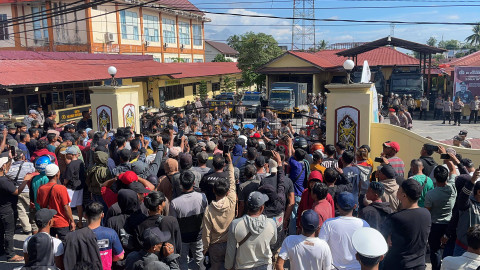 Massa penambang emas mendatangi Polres Sintang menuntut rekannya yang ditangkap polisi agar dibebaskan. Foto: Yusrizal/Hi!Pontianak