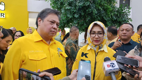 Ketua Umum Partai Golkar, Airlangga Hartarto; dan Ketua PP KPPG, Airin Rachmi Diany, saat diwawancarai wartawan di kantor DPP Partai Golkar, Slipi, Jakarta Barat, Minggu (23/6/2024). Foto: Fadlan Nuril Fahmi/kumparan