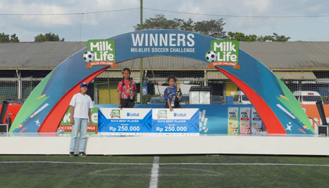 Pemain timnas putri Indonesia, Reva Octaviani, memberikan penghargaan best player kepada dua pemain KU 10 dan 12 pada perhelatan MilkLife Soccer Challenge Bandung. Foto: Dok. MilkLife Soccer Challenge