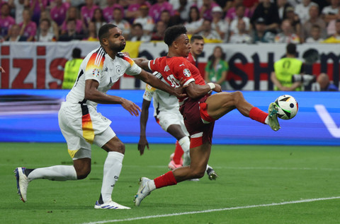 Jonathan Tah coba gagalkan Dan Ndoye cetak gol saat Swiss vs Jerman dalam laga terakhir Grup A Piala Eropa 2024 di Frankfurt Arena pada Senin (24/6) dini hari WIB. Foto: REUTERS/Thilo Schmuelgen