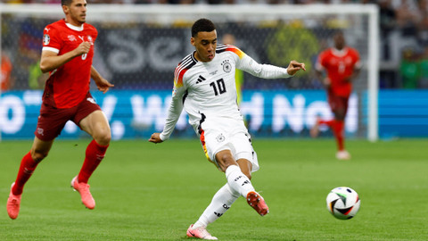 Aksi Jamal Musiala saat Swiss vs Jerman dalam laga terakhir Grup A Piala Eropa 2024 di Frankfurt Arena pada Senin (24/6) dini hari WIB. Foto: REUTERS/Piroschka Van De Wouw
