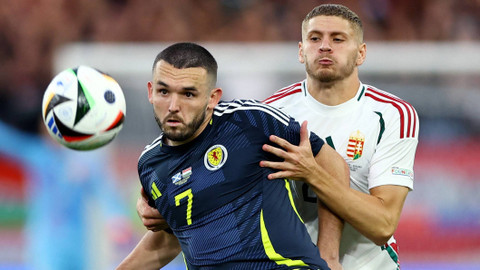 Duel John McGinn dengan Marton Dardai saat Skotlandia vs Hongaria dalam laga terakhir Grup A Piala Eropa 2024 di Stuttgart Arena pada Senin (24/6) dini hari WIB. Foto: REUTERS/Lee Smith