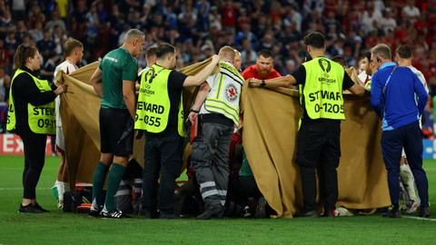 Barnabas Varga dapat perawatan usai bertabrakan dengan Angus Gunn saat Skotlandia vs Hongaria dalam laga terakhir Grup A Piala Eropa 2024 di Stuttgart Arena pada Senin (24/6) dini hari WIB. Foto: REUTERS/Leonhard Simon