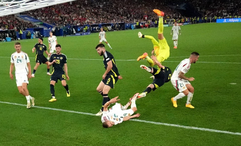 Angus Gunn bertabrakan dengan Barnabas Varga saat Skotlandia vs Hongaria dalam laga terakhir Grup A Piala Eropa 2024 di Stuttgart Arena pada Senin (24/6) dini hari WIB. Foto: REUTERS/Leonhard Simon