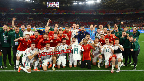 Pemain Hongaria berselebrasi dengan jersey Barnabas Varga usai lawan Skotlandia dalam laga terakhir Grup A Piala Eropa 2024 di Stuttgart Arena pada Senin (24/6) dini hari WIB. Foto: REUTERS/Leonhard Simon