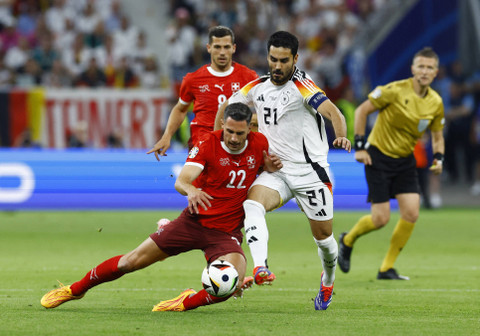 Duel Fabian Schar dan Ilkay Guendogan saat Swiss vs Jerman dalam laga terakhir Grup A Piala Eropa 2024 di Frankfurt Arena pada Senin (24/6) dini hari WIB. Foto: REUTERS/Piroschka Van De Wouw