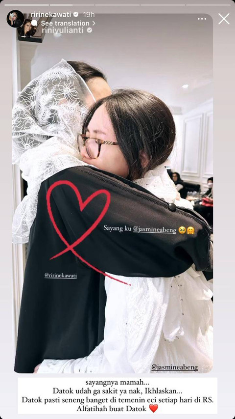 Ririn Ekawati menguatkan putrinya yang sedih karena Tanri Abeng meninggal. Foto: Instagram @ririnekawati