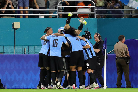 Pemain Uruguay  merayakan gol pertama timnya selama pertandingan sepak bola grup C turnamen Copa America 2024 antara Uruguay dan Panama di Hard Rock Stadium di Miami, Florida, Senin (24/6/2024). Foto: Chris Arjoon/AFP