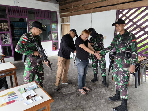 Pelaku TNI gadungan saat diamankan Satgas Pamtas RI-Malaysia Yonkav 12/BC Pos Gabma Sajingan. Foto: Dok. Kodam XII Tanjungpura